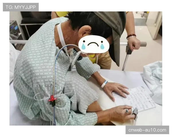 特写:伤病球员通过“虚拟更衣室”系统,在病房内与场上队友实时沟通 特写:伤病球员通过“虚拟更衣室”系统,在病房内与场上队友实时沟通